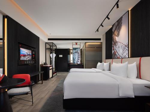 505644859 Radisson RED Hotel Zhuhai Gongbei Port