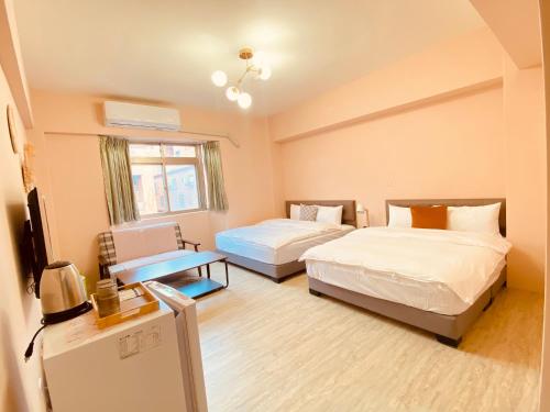 1 queen bed, 1 double bed