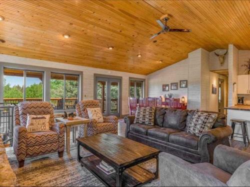 Circle B Mountain Home - Relax with Amazing Views in Angel Fire, USA