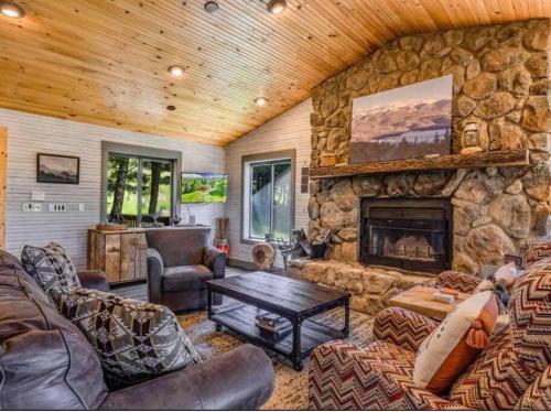 Circle B Mountain Home - Relax with Amazing Views in Angel Fire, USA
