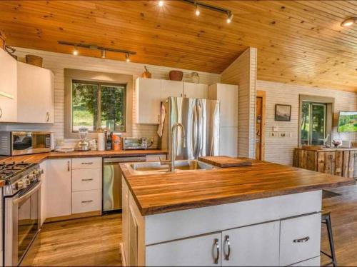 Circle B Mountain Home - Relax with Amazing Views in Angel Fire, USA
