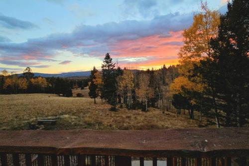 Circle B Mountain Home - Relax with Amazing Views in Angel Fire, USA