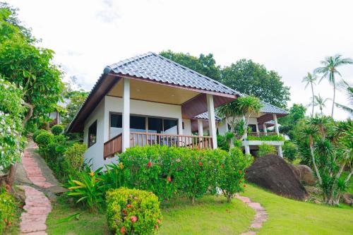 Deluxe Double Room with Balcony and Sea View image 3