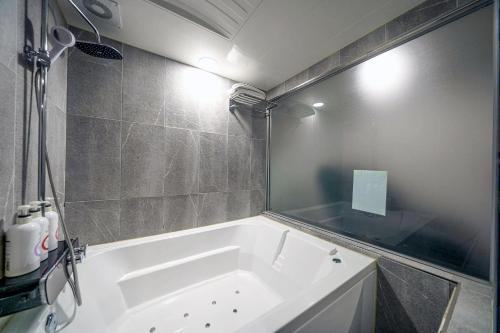 Shower, Anyang ILLOWA Hotel in Anyang-si
