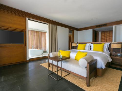 Sky Suite with Ocean View image 2