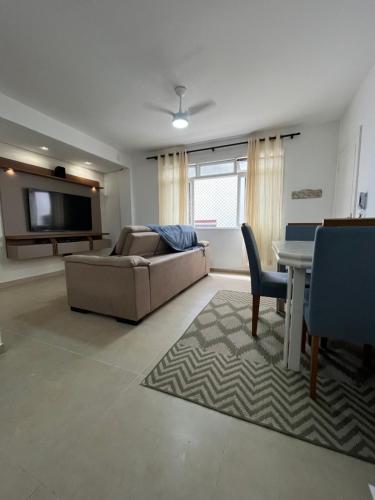 Apartamento no Guaruja, Praia Pitangueiras, 2 dormitórios, reformado. – khách sạn tại Barra Funda