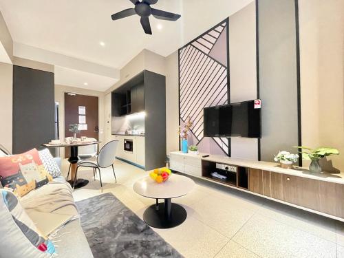 Modern 2B2B apt near Mid Valley - Wifi - Infinity Pool - Gym, Kuala Lumpur