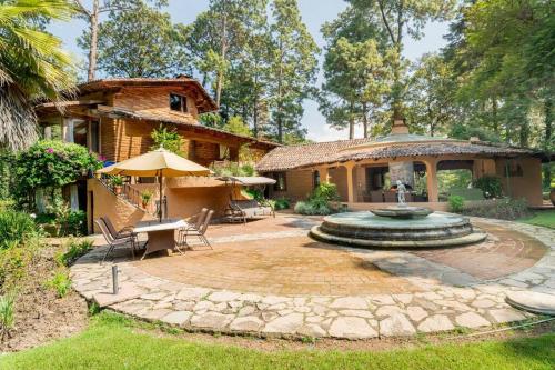 Casa Avándaro con alberca, Río, Bosque y Cocinera! in Valle de Bravo, Mexico