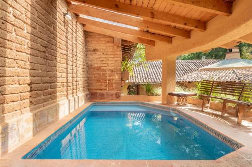 Casa Avándaro con alberca, Río, Bosque y Cocinera! in Valle de Bravo, Mexico