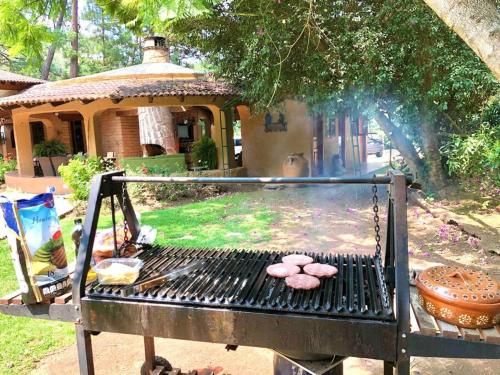 Casa Avándaro con alberca, Río, Bosque y Cocinera! in Valle de Bravo, Mexico