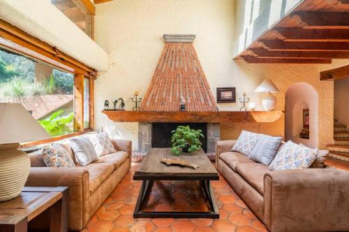 Casa Avándaro con alberca, Río, Bosque y Cocinera! in Valle de Bravo, Mexico