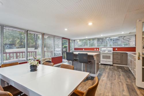 Spacious 4BR Retreat in Vibrant Smyrna Near Lakes in Смірна (Джорджія)