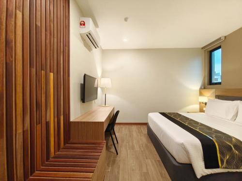 Deluxe King Room image 10