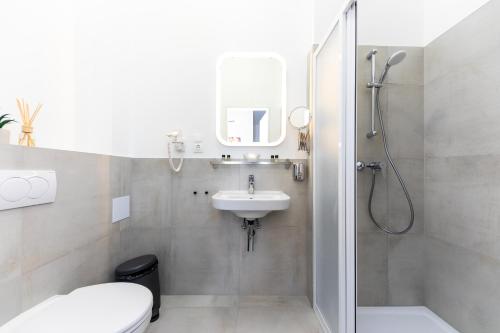 Adagio Downtown Rooms - image 6