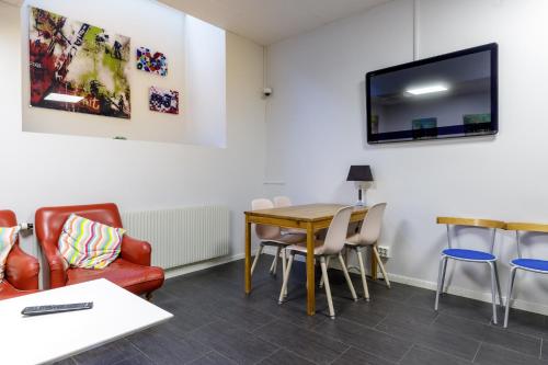 Shared lounge/TV area, City Hostel in City Center - Kungsholmen