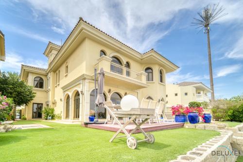 Premier 6BR Villa with Assistant's Room and Private Pool in Frond E Palm Jumeirah by Deluxe Holiday Homes, Дубай