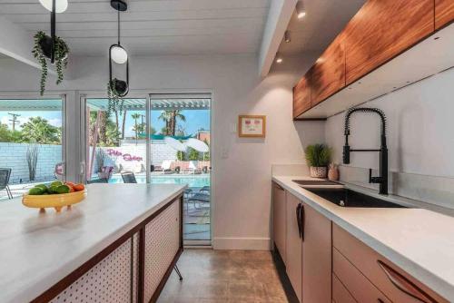 Alexander: Retro Chic Oasis 2023 Modernism Showcase House in Palm Springs, USA