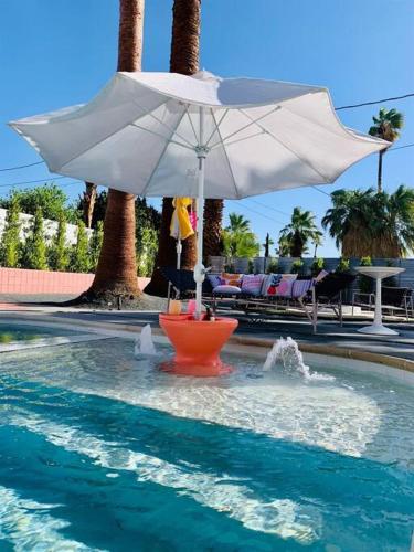 Alexander: Retro Chic Oasis 2023 Modernism Showcase House in Palm Springs, USA