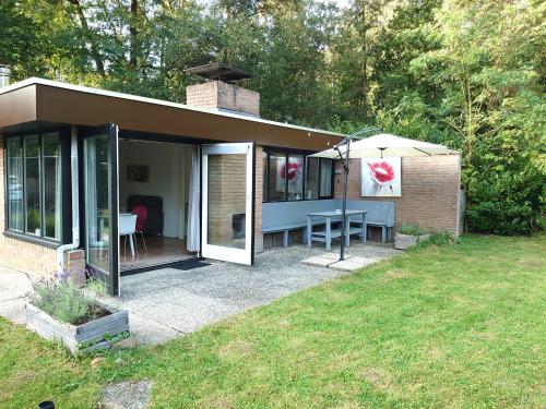 Zonnige vrijstaande bungalow in prachtige omgeving!