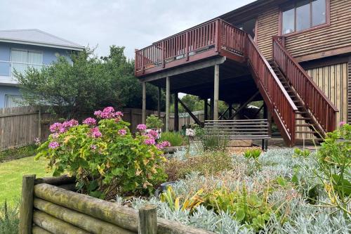 Character-Filled Bungalow, Sea and Nature Views