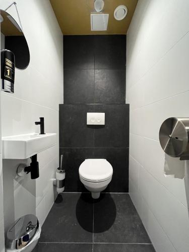 Private Room (8 Adults) image 10