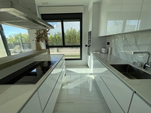 Luxury Sea View Apartment by United Renters - image 4