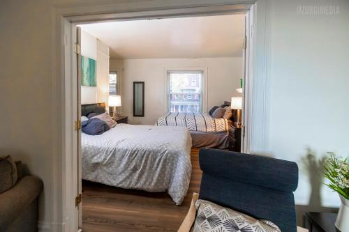 Stylish Apt - 2 Queen Bed - Easy Hospital Access - Tap to explore photos