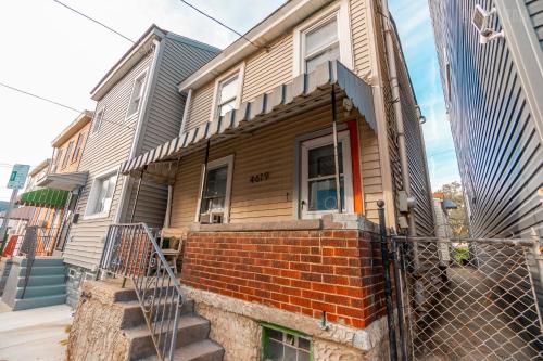 Charming Guest House - Pittsburgh's Little Italy - McCandless, PA