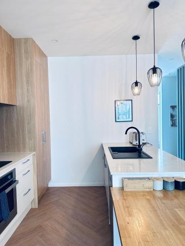 Stylish Industrial Holiday House in Pakuranga Free Wifi Netflix in Pakuranga