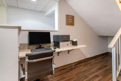 Comfort Inn Airport - image 12