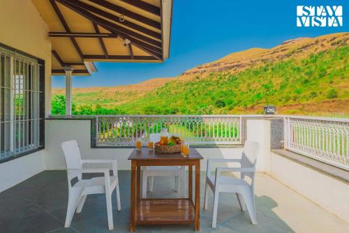 Balkons/terase, StayVista's Hill Crest Mansion - Hill-View Villa with Private Pool, Deck, Lawn & Gazebo in Girnare