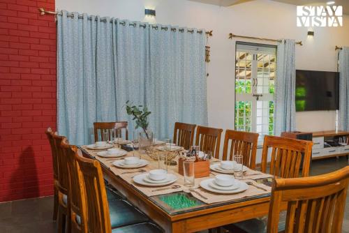 Iekārtas, StayVista's Hill Crest Mansion - Hill-View Villa with Private Pool, Deck, Lawn & Gazebo in Girnare