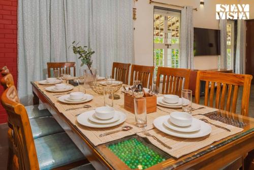 Iekārtas, StayVista's Hill Crest Mansion - Hill-View Villa with Private Pool, Deck, Lawn & Gazebo in Girnare