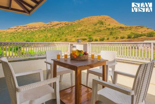 Apkārtne, StayVista's Hill Crest Mansion - Hill-View Villa with Private Pool, Deck, Lawn & Gazebo in Girnare