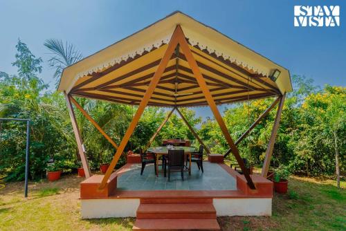 Iekārtas, StayVista's Hill Crest Mansion - Hill-View Villa with Private Pool, Deck, Lawn & Gazebo in Girnare
