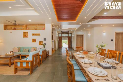 Iekārtas, StayVista's Hill Crest Mansion - Hill-View Villa with Private Pool, Deck, Lawn & Gazebo in Girnare