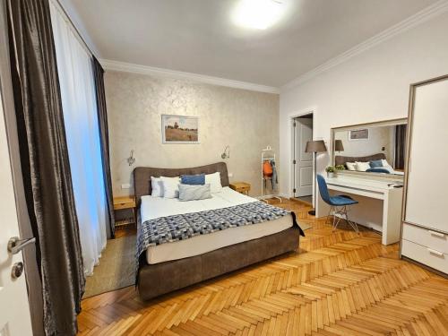 Urban Downtown Apartment - image 4