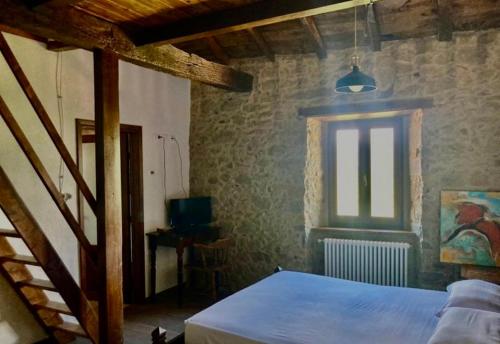  ISA-Rooms with private bathroom in a villa with fenced garden surrounded by greenery in the Garfagnana area, shared kitchen, shared hydromassage tub and sauna in Sillico