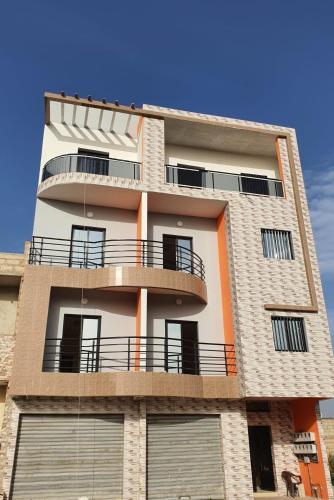 Buitenkant, Studio Moderne Dakar Keur Ndiaye LÔ (Studio Moderne Dakar Keur Ndiaye LO) in Medina