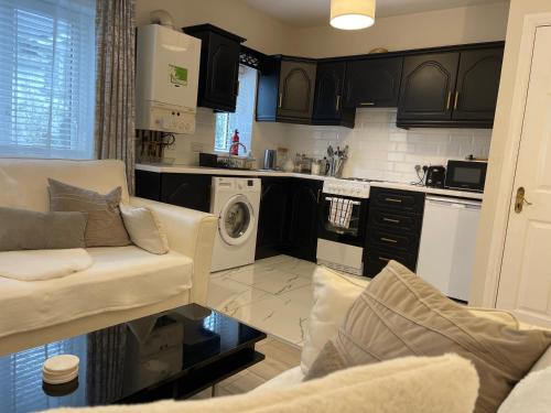 Letterkenny Three Bedroom Town Centre Apartment in Летъркени