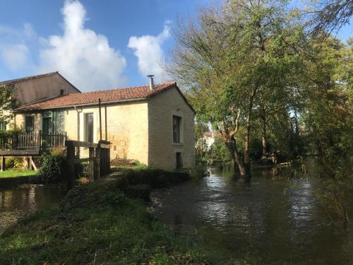 Ancien moulin à eau sur la Seugne