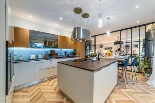 Kitchen, SUITE ET CHAMBRES d'hotes Voyage affaires Parking gratuit Proche Paris Versailles Giverny Yvelines in Epone