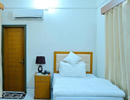 Single Room with Garden View room in Pakistan Club Inn Hotel Sukkur