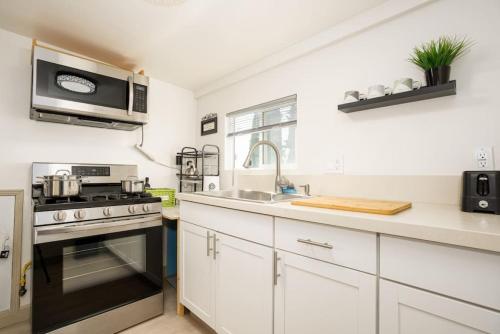 Charming 1BR unit in the heart of K-Town in Los Angeles, USA