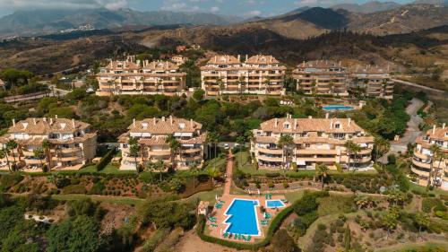 Luxurious frontline golf apartment in Elviria - image 2