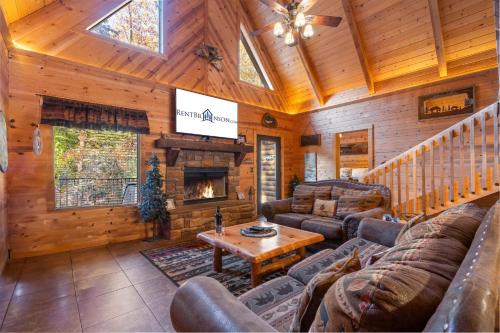 Big Trout Lodge w/ Hot Tub and Game room Loft - Ridgedale