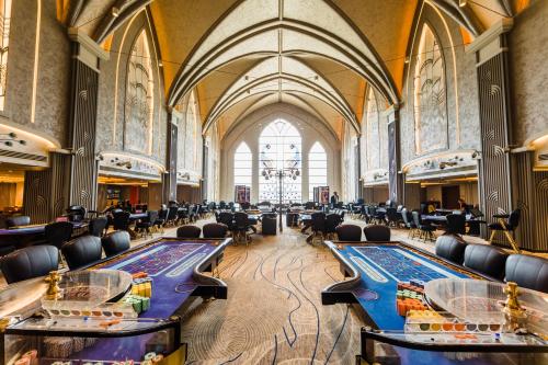 賭場, 特恩阿金殖民地酒店 (The Arkin Colony Hotel) in 傑爾內