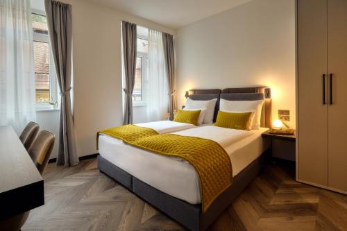 Deluxe Double Room image 9