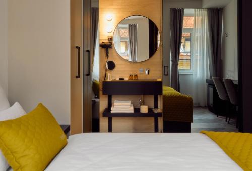 Deluxe Double Room image 10