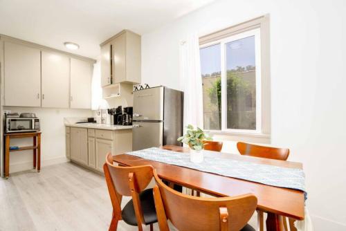 Fresh 3BR Bungalow near DTLA and Dodgers Stadium in Glendale, USA